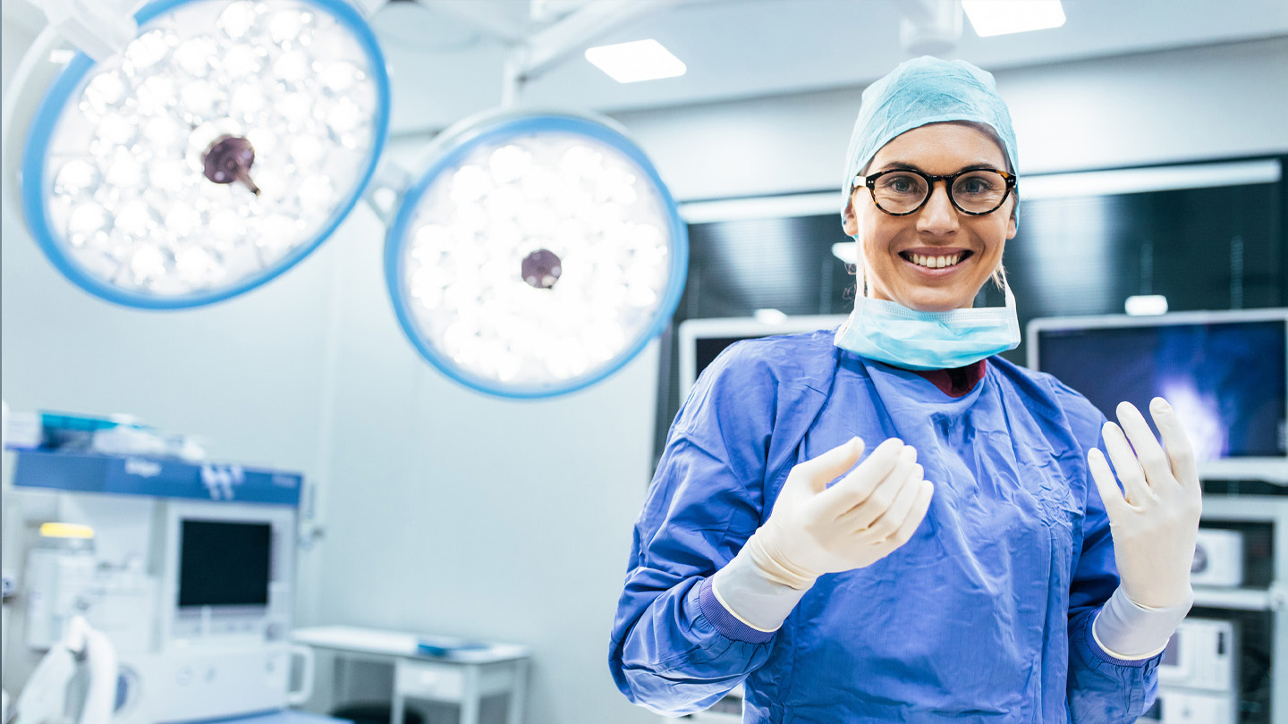 Arzt im OP Saal - Operationen HNO Neukamm