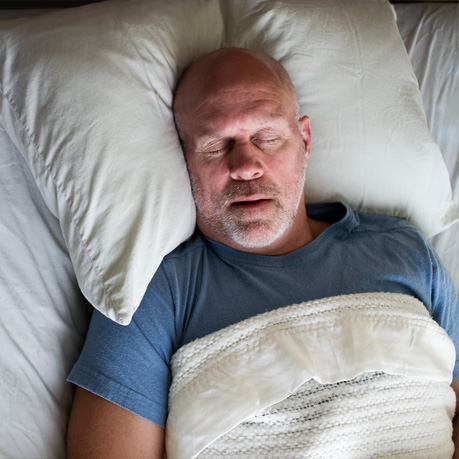 schlafender Mann im Bett
