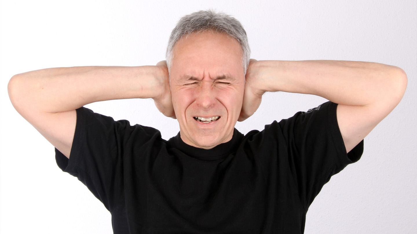 Mann mit Ohrenbeschwerden - Tinnitus Behandlung HNO Neukamm